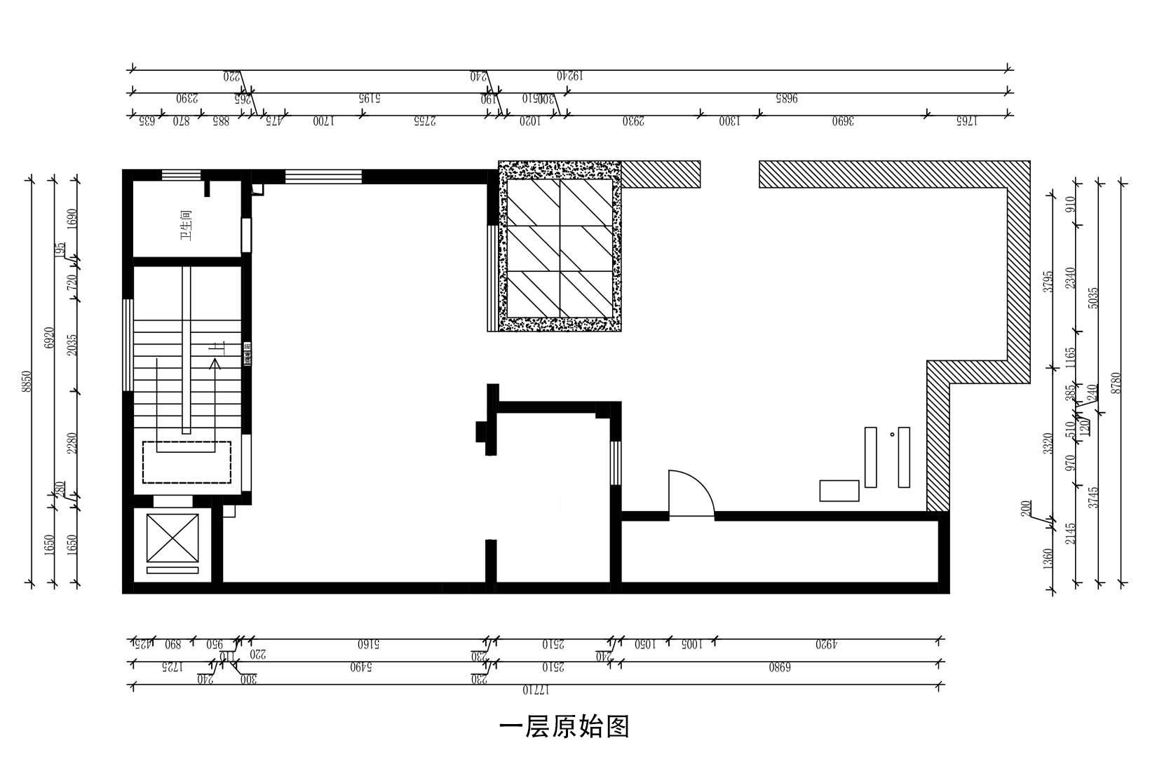 一层的客厅原为挑空，集合了餐厅及门厅，使公共空间相对拥挤。