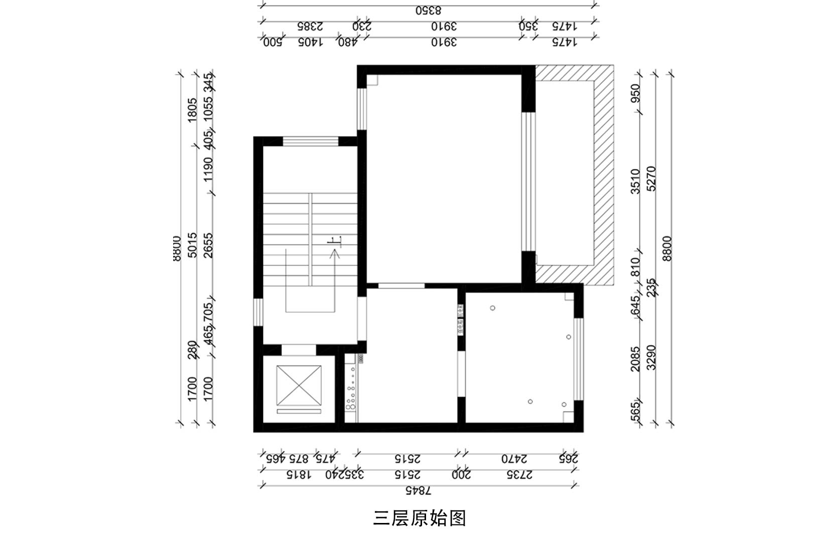 三层原结构的衣帽间在入室动线上，使用率低且狭小不便，设计改造后调换主卫位置，纳入露台光线，既保证各个空间的完整独立，又增加每个空间功能的实用。